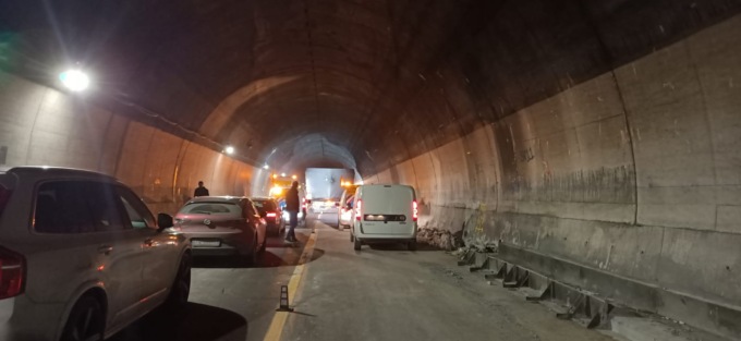Trasporto eccezionale bloccato nella galleria Monte Piazzo lungo la Statale 36: traffico in tilt verso Lecco
