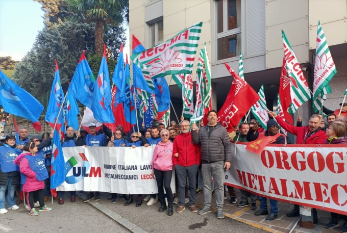 Lecco: picchetto dei metalmeccanici sotto la sede di Confindustria