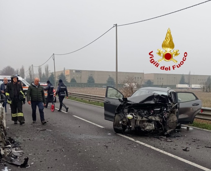Si schianta contro un Doblò con a bordo 10 cani: 45enne di Lecco in codice rosso