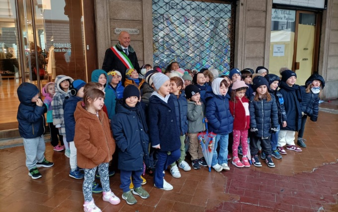 Lecco città dei bambini: un momento di gioia nonostante la pioggia