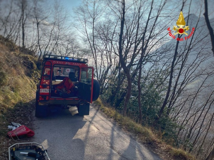 Auto fuori strada a Montalbano: volo di 50 metri nella scarpata per una 69enne