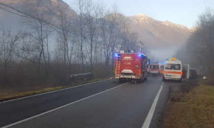 Pulmino del Valsassina Ski Team si ribalta a Primaluna, a bordo sei bambini. Nessun ferito grave