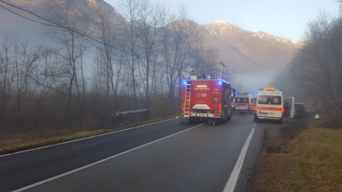 Pulmino del Valsassina Ski Team si ribalta a Primaluna, a bordo sei bambini. Nessun ferito grave