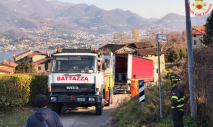 Galbiate, autoarticolato incastrato in via 1° maggio. L'intervento dei Vigili del fuoco