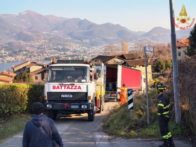 Galbiate, autoarticolato incastrato in via 1° maggio. L’intervento dei Vigili del fuoco