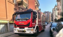 Lecco, in fiamme il balcone di un appartamento in via Leopardi