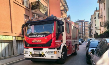 Lecco, in fiamme il balcone di un appartamento in via Leopardi