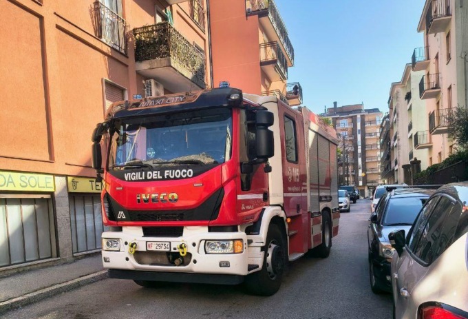 Lecco, in fiamme il balcone di un appartamento in via Leopardi