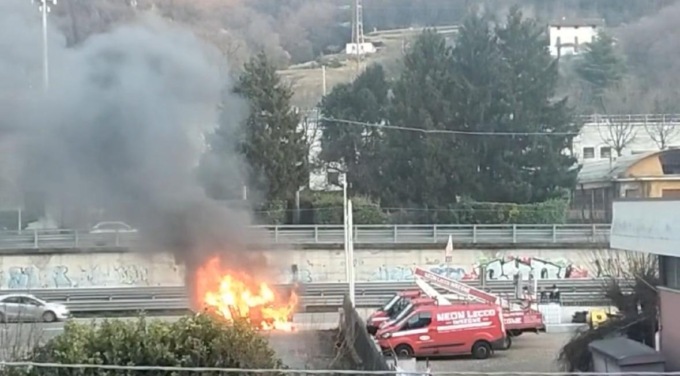 Auto in fiamme a Valmadrera, intervento dei Vigili del fuoco