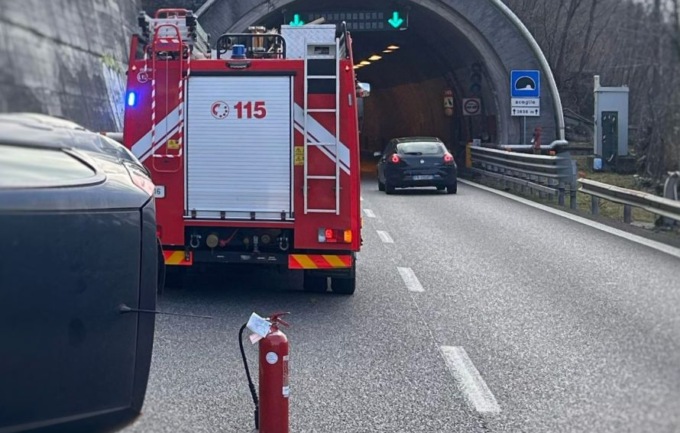 Incidente lungo la Ss36, auto ribaltata all’ingresso della galleria Scoglio