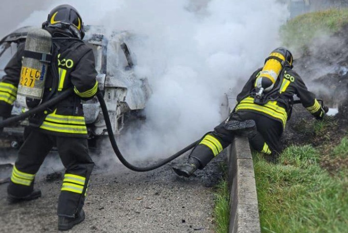 Auto in fiamme a Nibionno, intervento dei Vigili del fuoco