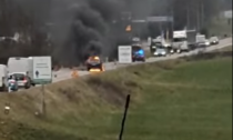 Auto in fiamme sulla provinciale in Valsassina: disagi alla circolazione