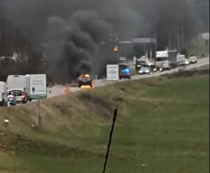 Auto in fiamme sulla provinciale in Valsassina: disagi alla circolazione