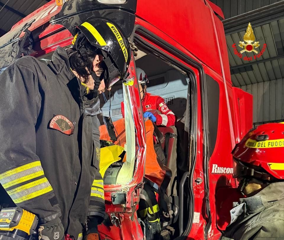 Intrappolati nella cabina di un camion: maxi esercitazione di Vigili del fuoco e Croce rossa