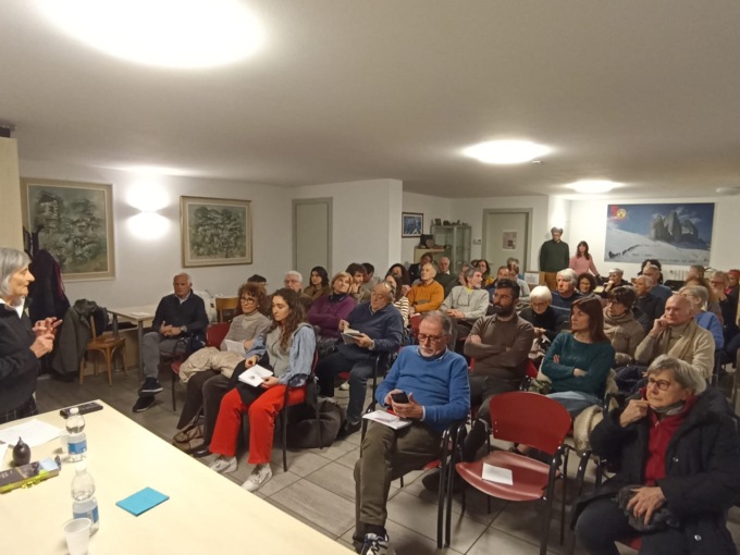 “Quando cammino canto”: presentato il libro di Maria Corno alla sede del Cai Lecco
