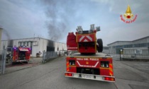 Incendio capannone a Sirone: intervento dei Vigili del fuoco