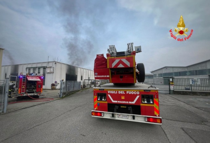 Incendio capannone a Sirone: intervento dei Vigili del fuoco