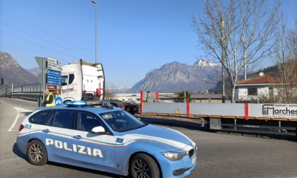 Camion bloccato, ennesima mattinata di delirio sulle strade