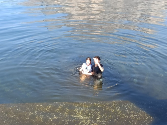 Lecco: fanno il bagno nel lago per festeggiare l’arrivo della primavera