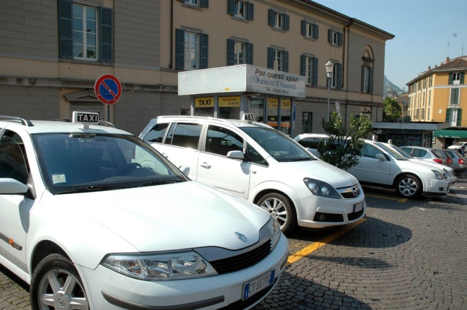 Taxi a Lecco: aumentano gli stalli e le tariffe (ma restano “popolari”)