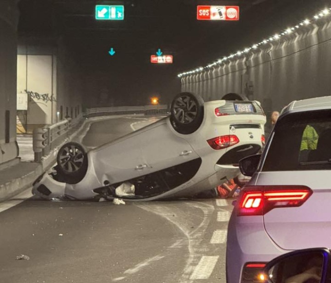 Ribaltamento nel tunnel San Martino, ferito un 18enne. Lunghe code