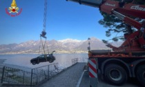 L'auto esce fuori strada, si ribalta e per poco non finisce nel lago