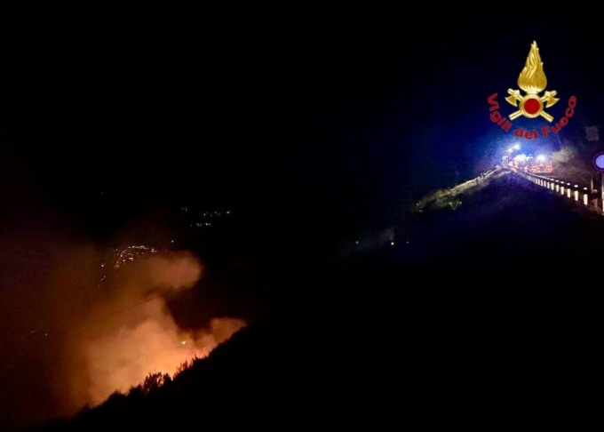 Grosso incendio divora i boschi in Alto Lago
