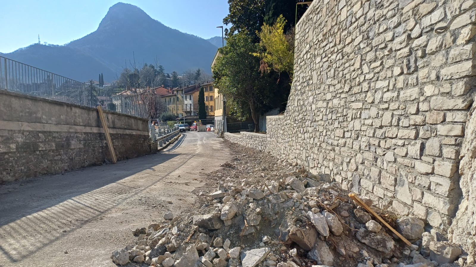 Lavori in ritardo: strada della Rocca chiusa sino a fine marzo