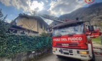 Principio di incendio su un tetto: Vigili del fuoco in azione.