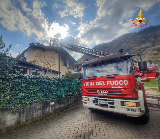 Principio di incendio su un tetto: Vigili del fuoco in azione.