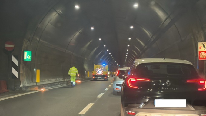 Incidente nella galleria del Barro: lunghe code