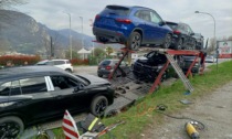 Camion carico di auto esce di strada e finisce nel fossato