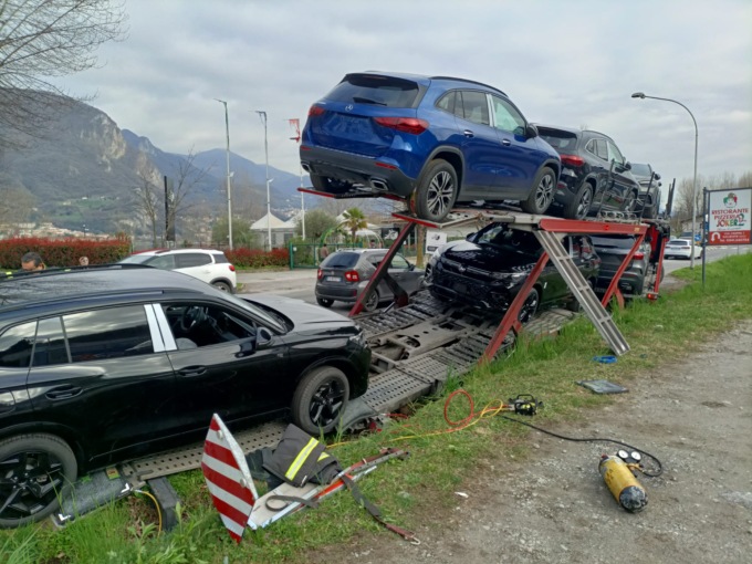 Camion carico di auto esce di strada e finisce nel fossato