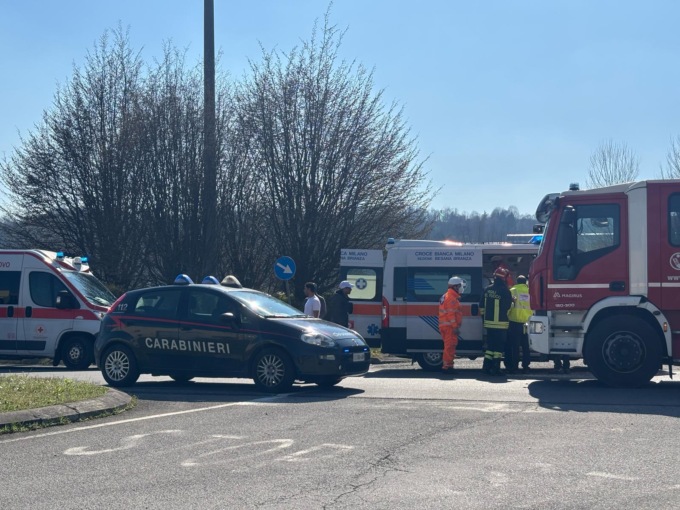 Sirone: schianto tra due auto alla rotonda, tre feriti