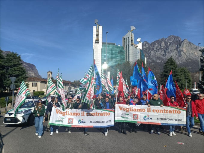 Metalmeccanici in sciopero a Lecco al grido di “Contratto e salario”