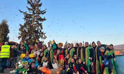 Maschere e coriandoli per il carnevale di Oggiono. Sul podio il carro di Valmadrera