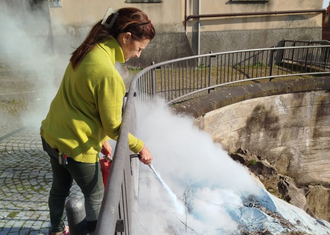 Bruciano sterpaglie sotto l’Oratorio: fiamme spente dall’assessore pompiere – IL VIDEO