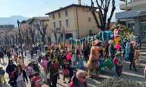 Una marea colorata ha invaso Calolzio: successone per il carnevale 2025 - LE FOTO