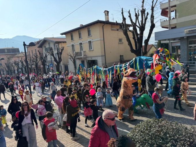 Una marea colorata ha invaso Calolzio: successone per il carnevale 2025 – LE FOTO