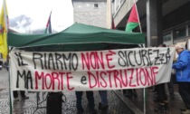 Lecco, il Comitato Lecchese Stop al Genocidio in piazza per opporsi al riarmo