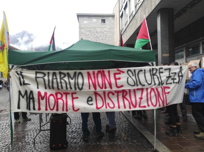 Lecco, il Comitato Lecchese Stop al Genocidio in piazza per opporsi al riarmo
