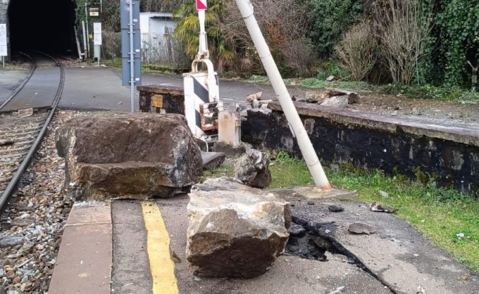 Frana in località Verceia: interrotta la linea ferroviaria tra Colico e Chiavenna