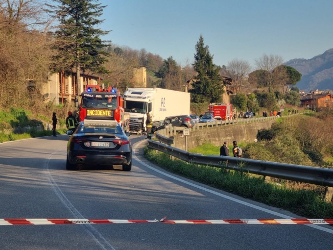 Frontale tra un’auto e un camion sulla Lecco-Bergamo: una vittima