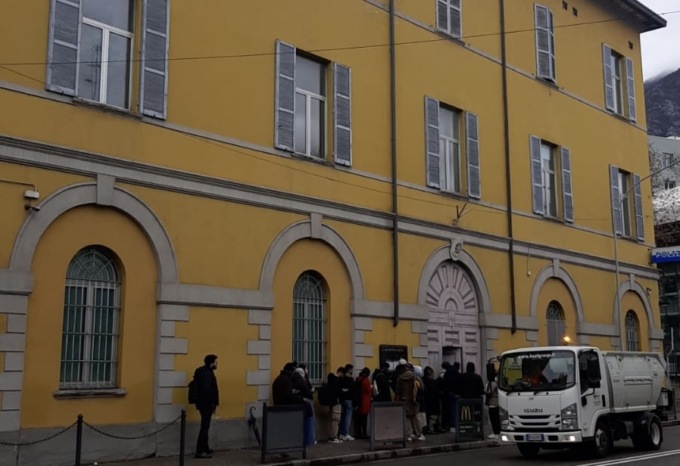 Lecco, agente di Polizia in servizio all’Ufficio Immigrazione in stato di fermo per corruzione