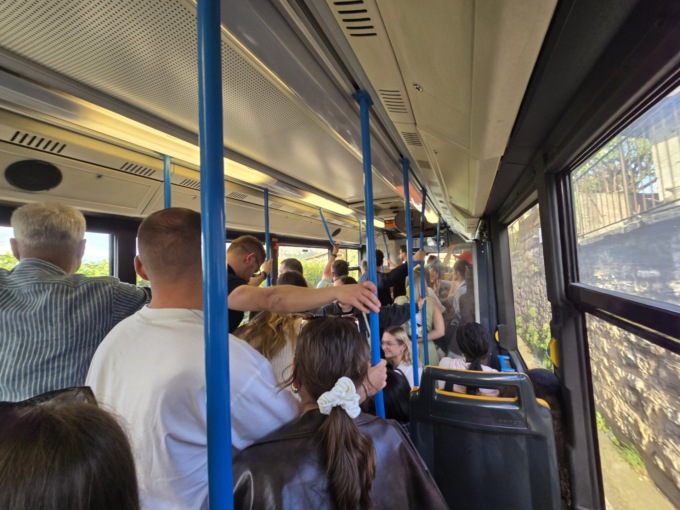 Autobus affollati, ritardi e pericoli: la testimonianza di un pendolare sulla linea Lecco-Bellagio