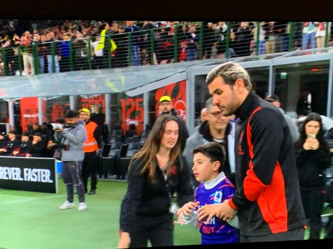 Due piccoli soci del Milan Club Valmadrera scendono in campo con Leao e Hernandez