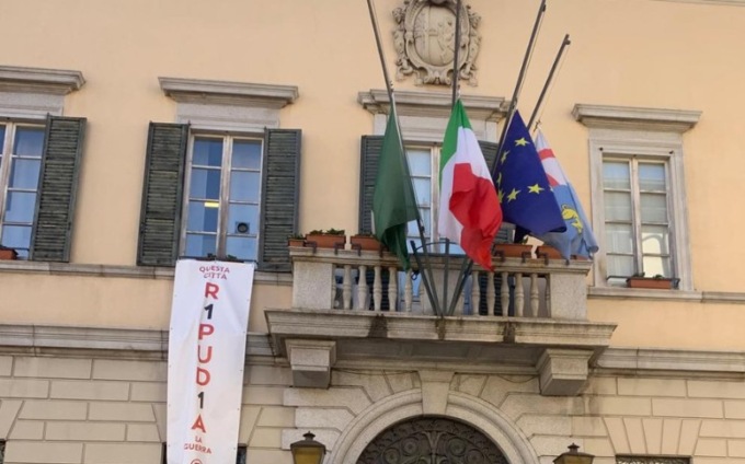 Lecco, bandiere a mezz’asta in ricordo di Papa Francesco