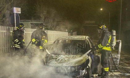 Garbagnate: auto con motore termico divorata dalle fiamme
