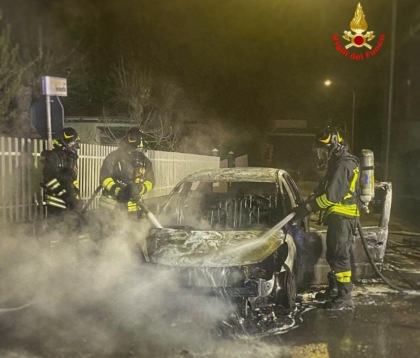 Garbagnate: auto con motore termico divorata dalle fiamme