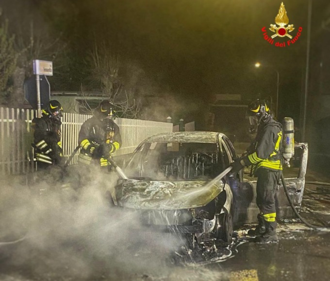 Garbagnate: auto con motore termico divorata dalle fiamme